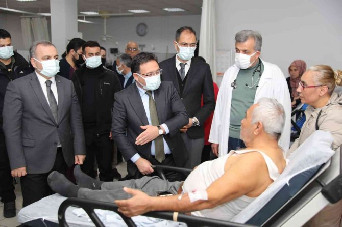 Vali Çiçek’ten Otobüs Kazasında Yaralanan Vatandaşlara Ziyaret