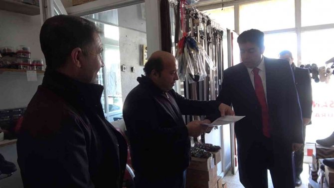 Gelir Gider Bütçesi Dökümünü Vatandaşa Dağıtan Belediye Başkanı: "Şeffaf Belediyecilikle Türkiye Birincisi Olduk"