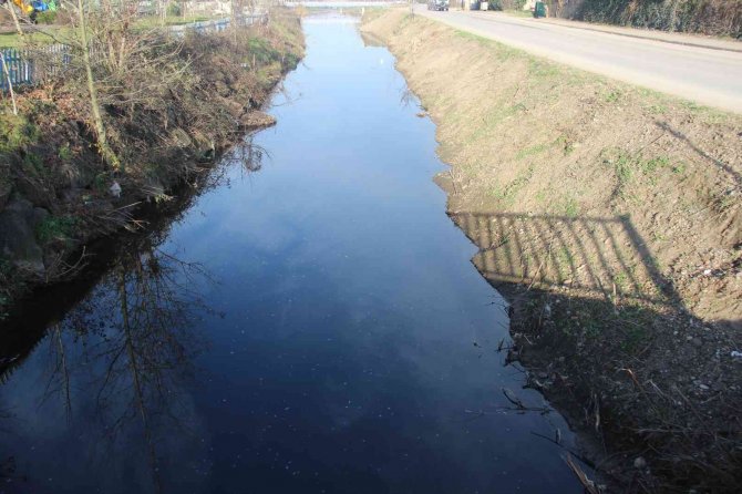 Bir Ay Önce Beyaza Bürünen Dere Şimdi Simsiyah
