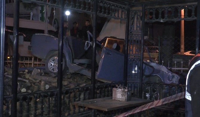 Gaz Pedalı Takılan Otomobil Tıra Çarpıp Çay Bahçesine Uçtu: 3 Yaralı