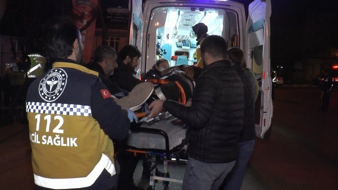 Gaz Pedalı Takılan Otomobil Tıra Çarpıp Çay Bahçesine Uçtu: 3 Yaralı