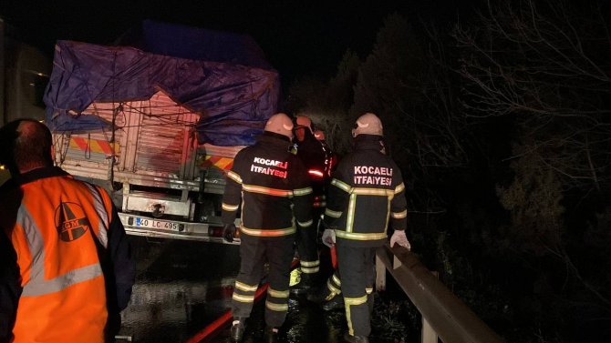 Kumaş Yüklü Kamyonda Yangın Çıktı