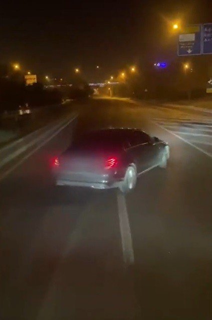 Tırın Önünde Zikzak Çizen Otomobil Sürücüsü Kamerada
