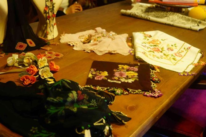 Asırlık Yazma Oyaları Tabloya Dönüştü