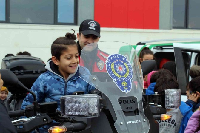 Sinop’ta Çocuklara Polislik Mesleği Tanıtılıyor