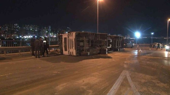 Küçükçekmece’de Tır Devrildi, Sürücüsü Burnu Bile Kanamadan Kurtuldu
