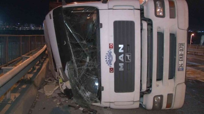 Küçükçekmece’de Tır Devrildi, Sürücüsü Burnu Bile Kanamadan Kurtuldu