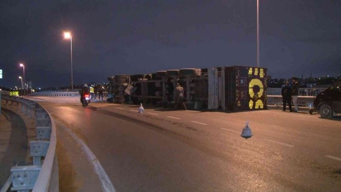 Küçükçekmece’de Tır Devrildi, Sürücüsü Burnu Bile Kanamadan Kurtuldu
