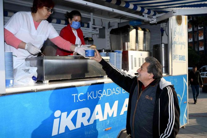 Kuşadası Belediyesi’nden İçleri Isıtan İkram