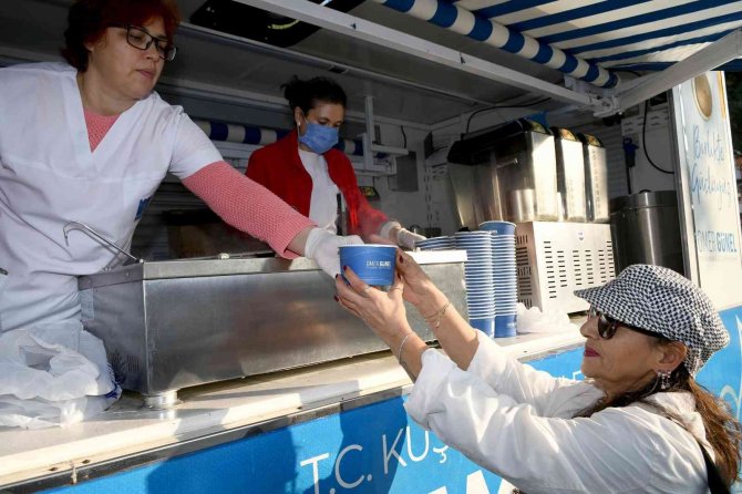 Kuşadası Belediyesi’nden İçleri Isıtan İkram