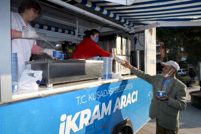 Kuşadası Belediyesi’nden İçleri Isıtan İkram