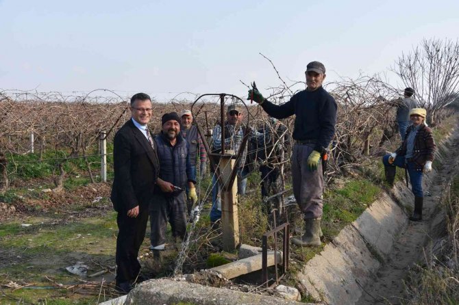 Başkan Öküzcüoğlu’ndan Üzüm İşçilerine Bere Hediyesi