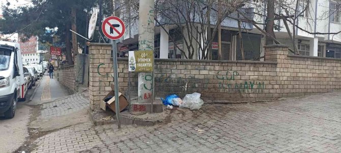 Artuklu Belediyesi Sokağa Çöp Konteyneri Bırakmak Yerine Tabela Asmayı Seçti
