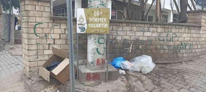 Artuklu Belediyesi Sokağa Çöp Konteyneri Bırakmak Yerine Tabela Asmayı Seçti
