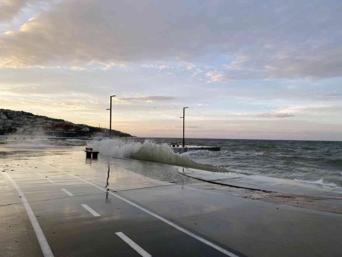 Büyükçekmece’de Lodos Nedeniyle Denizde Dev Dalgalar Oluştu