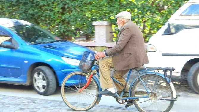 Ula’da 7’den 70’e Vatandaşlar Bisiklet Kullanıyor