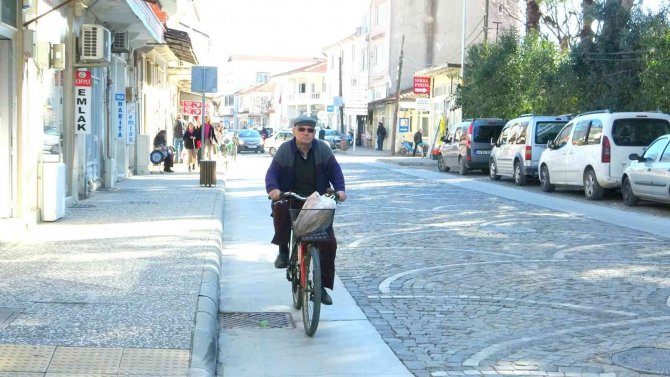 Ula’da 7’den 70’e Vatandaşlar Bisiklet Kullanıyor