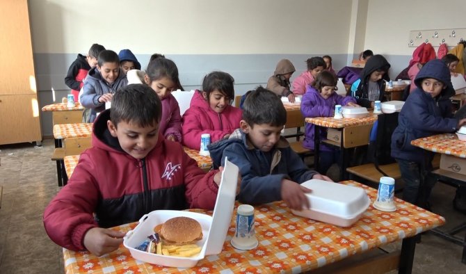 Köy Çocukları İlk Kez Hamburger Yedi