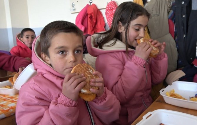 Köy Çocukları İlk Kez Hamburger Yedi