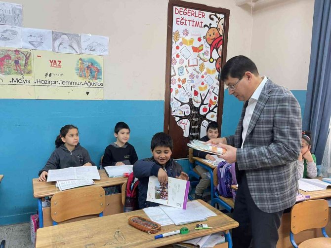 Minik Öğrenciler İlk Karne Hediyelerini Başkan Özcan’dan Aldı