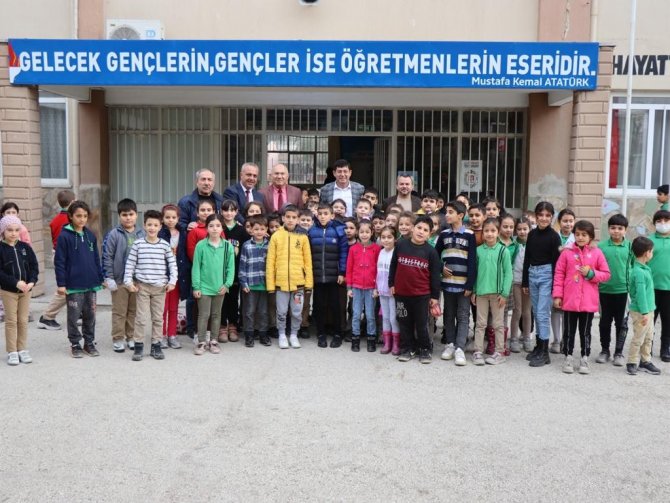 Minik Öğrenciler İlk Karne Hediyelerini Başkan Özcan’dan Aldı