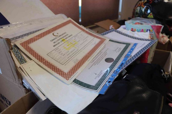Yıllarca Emek Verip Aldıkları Diplomaları Tramvaylarda Unuttular