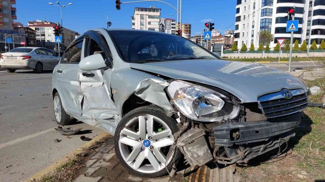 Samsun’da Kavşakta İki Otomobil Çarpıştı: 4 Yaralı