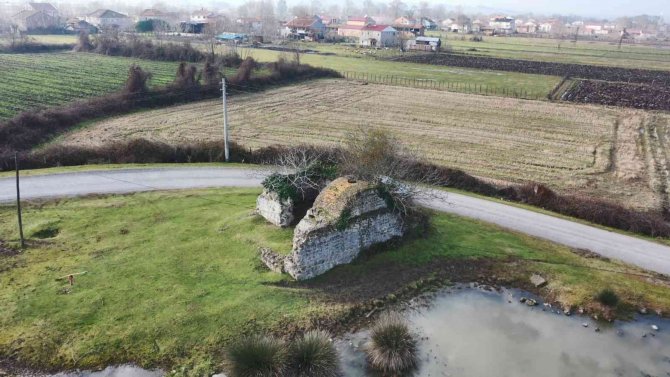 Ovanın Ortasında Tarihi Hamam: Ocağına İncir Ağacı Dikilmiş