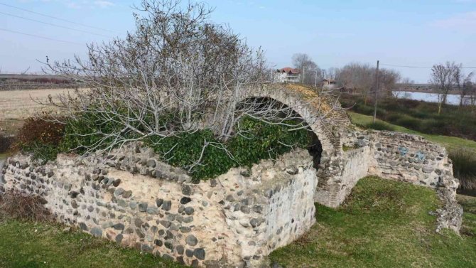 Ovanın Ortasında Tarihi Hamam: Ocağına İncir Ağacı Dikilmiş