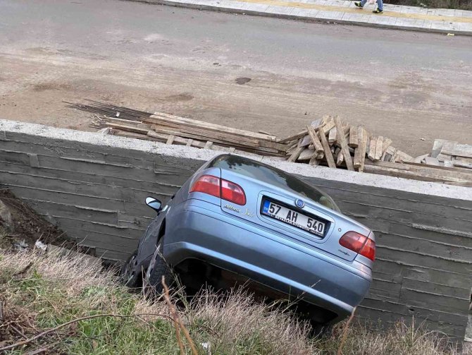 Sinop’ta Otomobil Boşluğa Düştü: 2 Yaralı