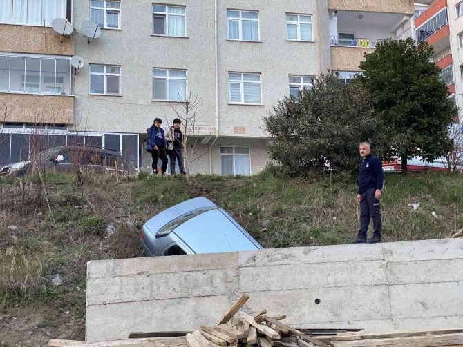 Sinop’ta Otomobil Boşluğa Düştü: 2 Yaralı