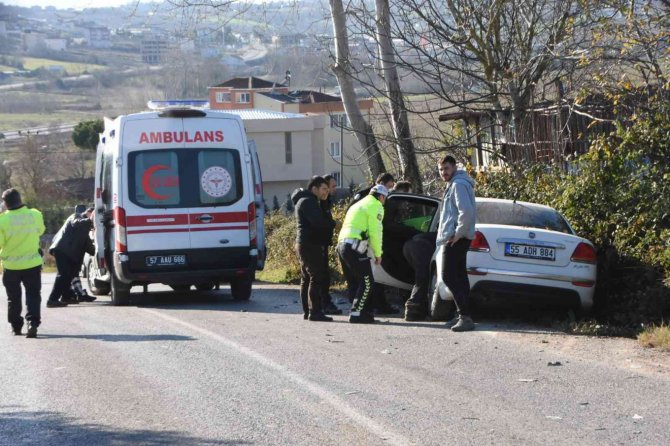 Sinop’ta Minibüsle Otomobil Çarpıştı: 1 Yaralı