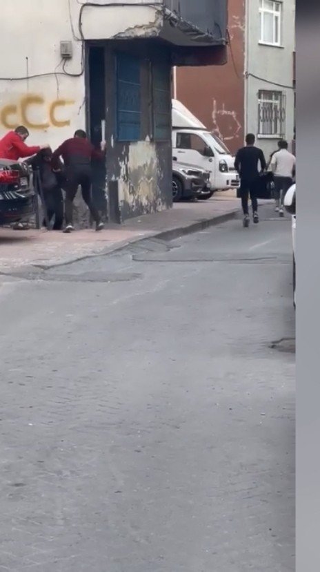 İ̇stanbul’da Tekme, Yumruk, Sopa Ve Fırçalı Kavgalar Kamerada