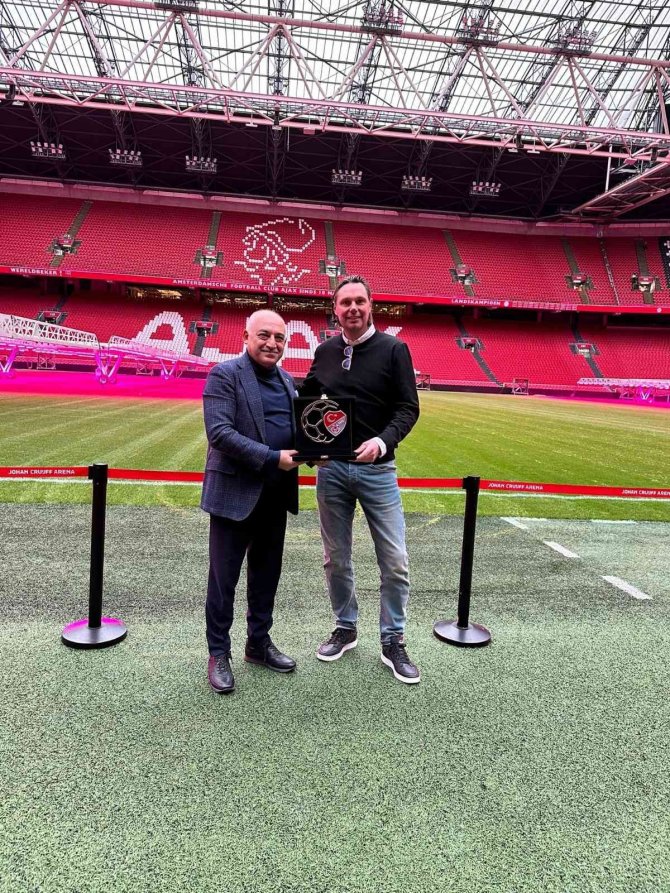 Tff Başkanı Büyükekşi Ve Beraberindeki Heyet, Ajax Tesislerini Ziyaret Etti
