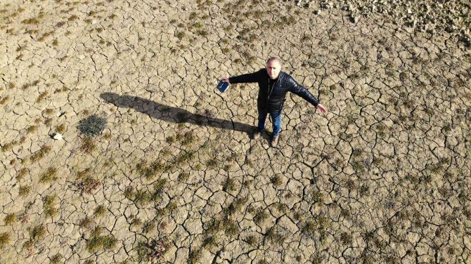 Barajda Sular Çekildi, Toprakta Derin Çatlaklar Oluştu