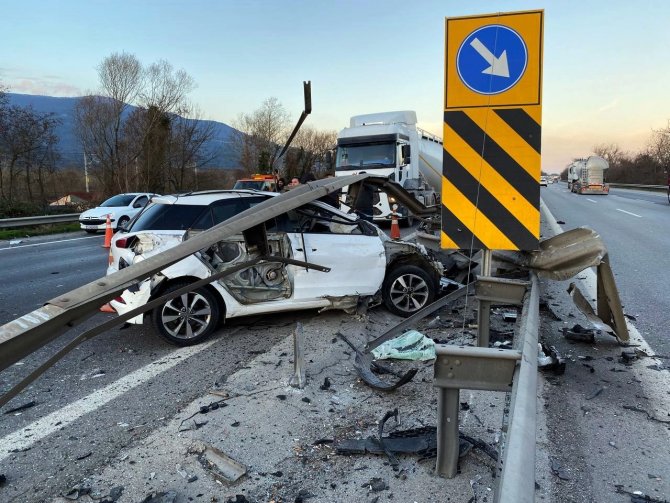 Otoyolda Feci Kaza, Tır Karşı Şeride Geçti: 1 Ölü, 1 Yaralı