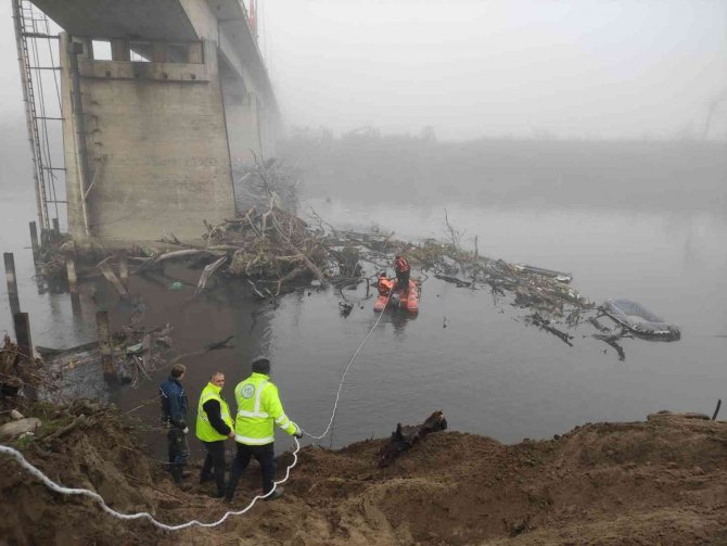 Türk-yunan Sınır Kapıları Arasındaki Köprü Ayaklarında Temizlik Yapıldı