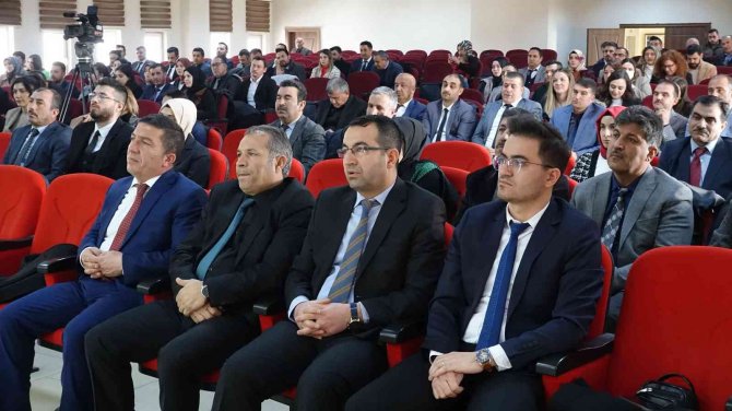 Erciş’te Başarılı Öğretmenlere Taltif Belgesi Verildi