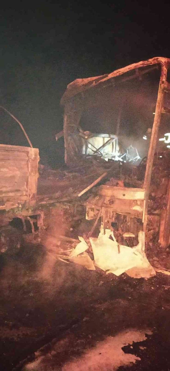 Yolcu Otobüsü Tıra Arkadan Çarptı: 3 Ölü