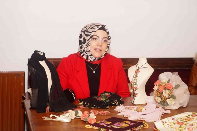 Asırlık Yazma Oyaları Tabloya Dönüştü