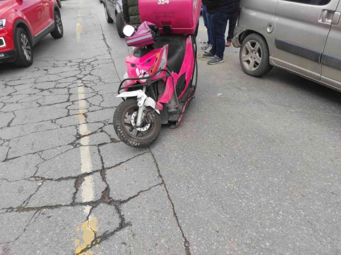 Zincirleme Kazada Motosiklet İkiye Bölündü