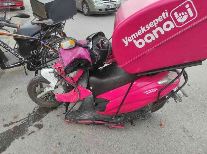 Zincirleme Kazada Motosiklet İkiye Bölündü