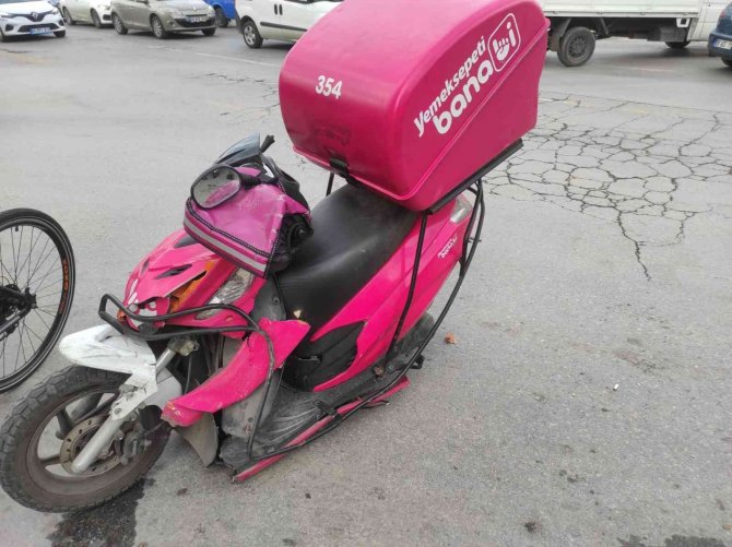 Zincirleme Kazada Motosiklet İkiye Bölündü