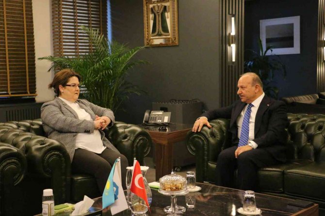 Aile Ve Sosyal Hizmetler Bakanı Derya Yanık, Ahmet Yesevi Üniversitesini Ziyaret Etti