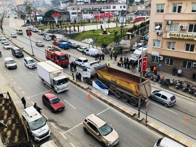 Hatay’da Hafriyat Kamyonu Karı Kocaya Çarptı: Kadın Hayatını Kaybetti, Eşi Yaralandı