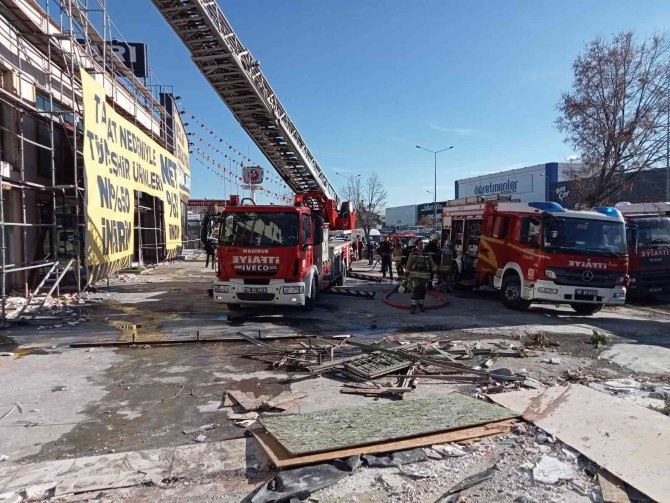 Tadilattaki Mağazada Korkutan Yangın
