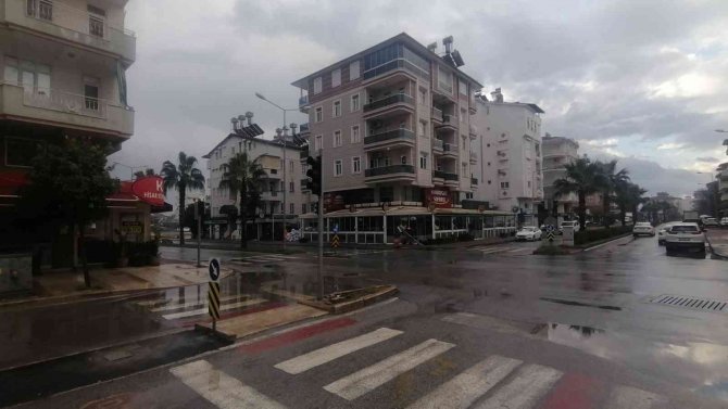 Kaza Yapan Otomobil, Trafik Lambasını Devirdi