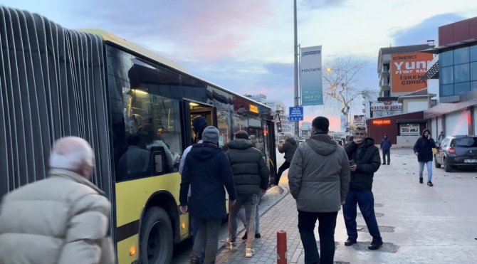 Bursa’da Şiddetli Lodos 3 Katlı Binanın Çatısı Uçurdu, Metro Seferleri İptal Oldu