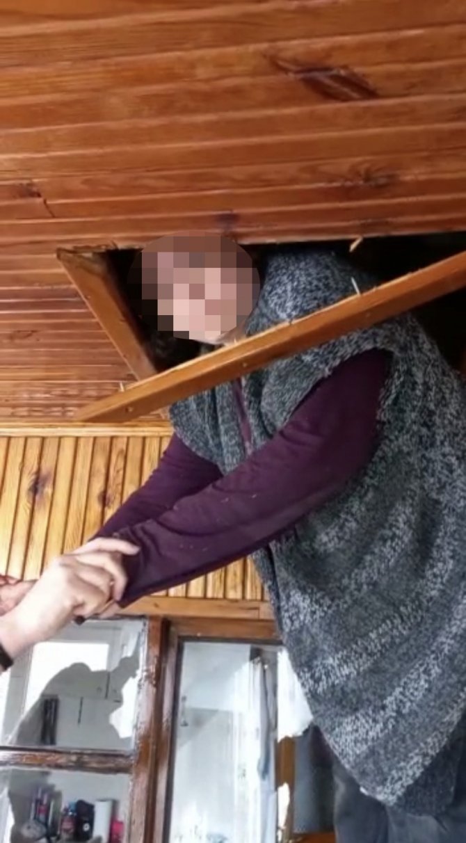 Beyoğlu’nda Fetö Firarisi Kadının Tavan Arasında Yakalandığı Anlar Kamerada