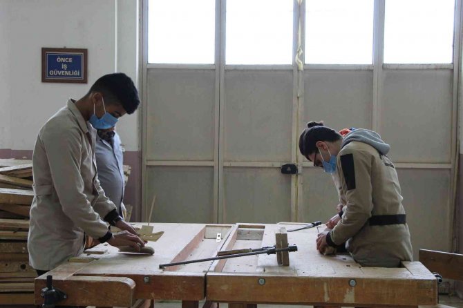 Bingöl’de Meslek Liseleri Fabrika Gibi Çalışıyor: 2022 Yılında 9,5 Milyon Lira Ciro Yaptılar